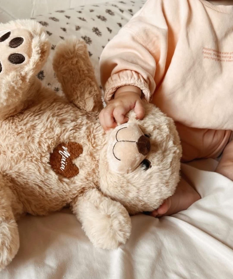 Kuscheliger Teddybär zur Geburt oder zu Weihnachten mit handgenähtem Spielzeugherz und Personalisierung des Vornamens des Babys / KLEINER TEDDYBÄR Bild 4