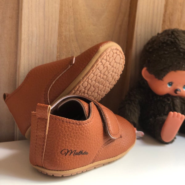 Schuhe für die ersten Schritte, Hausschuhe mit starrer Sohle aus kamelfarbenem Kunstleder für Babys, Klettverschluss und personalisierter Vorname / LITTLE SHOES