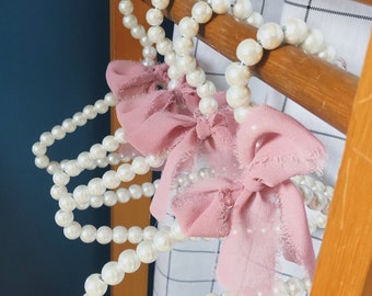 Joli cintre en perles nacrées avec noeud en tissu organza rose poudré pour dressing bébé, petite fille et armoire poupées / LITTLE PEARL