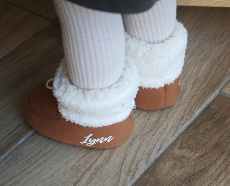 Warm camel baby booties lined with sheepskin fabric for winter with first name, text and pattern to personalize / LITTLE HUGS image 1