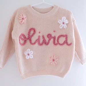Maglione con nome personalizzato, maglione personalizzato ricamato a mano, baby shower, annuncio di nascita, regalo di compleanno per bambini, oltre 80 colori di filato