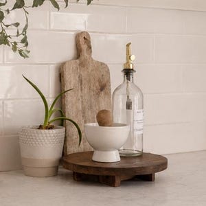 Rustic Wooden Round Stand – Handmade Countertop Riser, Farmhouse Display Pedestal, Kitchen or Bathroom Organiser