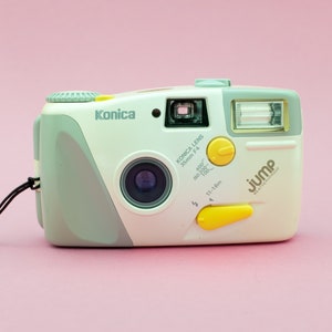 Konica JUMP weerbestendige 35 mm vintage filmcamera richten en fotograferen | Retro uit de jaren 90 | Kledingfoto Argentique | 30 dagen garantie