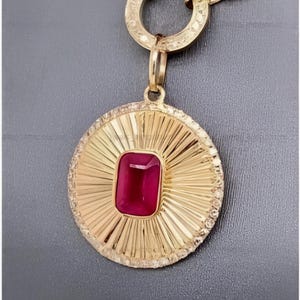 14k Gold Rubin Anhänger: Moissanit Diamant, Rund Sunburst Design