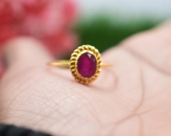 Anillo de rubí hecho a mano, plata de ley 925 bañada en oro, anillo minimalista apilable.