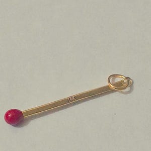 Ciondolo portafortuna in smalto rosso a forma di bastoncino di fiammifero in oro massiccio 14k, ciondolo portafortuna in smalto rosso a forma di bastoncino di fiammifero di design, ciondolo portafortuna in argento 925