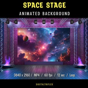 Pode incluir: Um fundo digital animado intitulado "SPACE STAGE" com tema cósmico. O palco apresenta um vibrante cenário de nebulosa com planetas, estrelas e nuvens coloridas. O palco é emoldurado por paredes de tijolo, suportes de metal e iluminação de palco. A imagem inclui o texto "3840 x 2160 / MP4 / 60 fps / 12 sec / Loop".