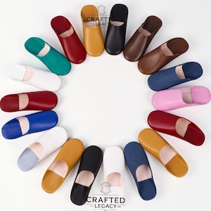 Puede incluir: Una colección de zapatillas de cuero de colores dispuestas en círculo. Las zapatillas vienen en varios colores, incluyendo blanco, rojo, azul, rosa, amarillo, negro y marrón. El texto "CRAFTED LEGACY" es visible.