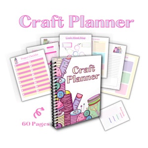 Op de afbeelding: Een roze en witte knutselplanner met een kleurrijke omslag met naaiaccessoires. De omslag zegt "Craft Planner" en de rug "60 Pages".