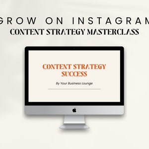 Puede incluir: Una pantalla de ordenador que muestra una masterclass de marketing digital titulada "Content Strategy Success" de Your Business Lounge. El texto est&aacute; en una fuente sans-serif blanca sobre un fondo negro. El t&iacute;tulo est&aacute; en color naranja quemado.