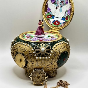 Modello 2025. Carillon portagioie Anastasia “Once Upon a December” + attivatore collana “Together in Paris”