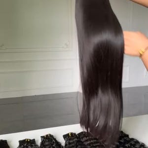 クリップ式のヘアエクステンション、贅沢なシームレスな生の髪。