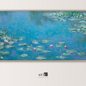 以下が含まれることがあります： 池に咲くスイレンを描いた絵画。水は鮮やかな青色で、スイレンの葉は緑色です。池全体にピンクのスイレンが散らばっています。