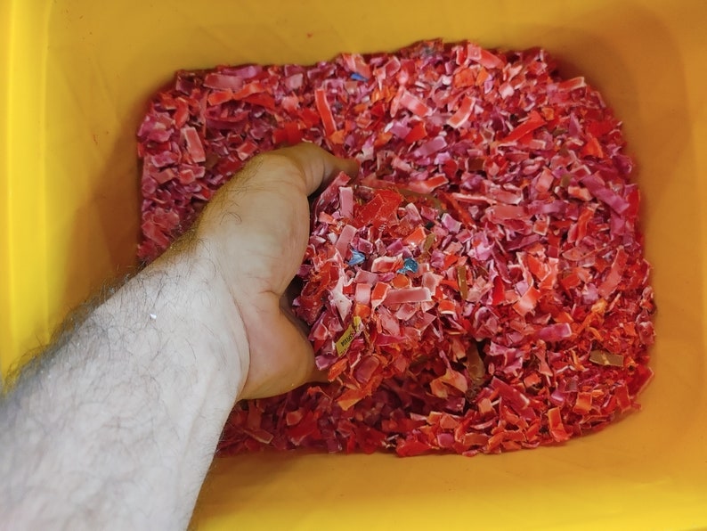 1 kg versnipperd gerecycled plastic polypropyleen PP, 5 Red