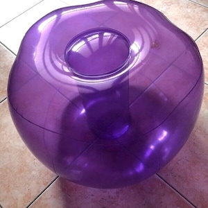 Seltener Vintage/Original 1960er Jahre, lila blumenförmiger aufblasbarer PVC-Hocker
