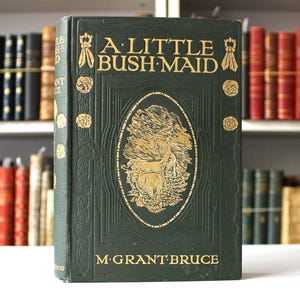 Première édition de 1910 A Little Bush Maid par Mary Grant Bruce - Très rare livre illustré, reliure en tissu vert en relief, classique australien