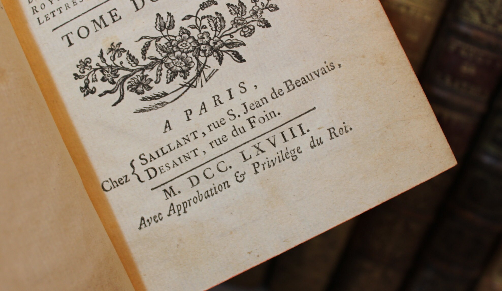 Livre ancien des années 1700 du XVIIIe siècle, reliure en cuir