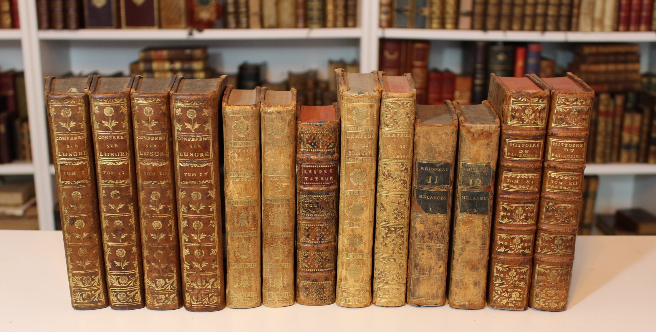 Livre ancien des années 1700 du XVIIIe siècle, reliure en cuir