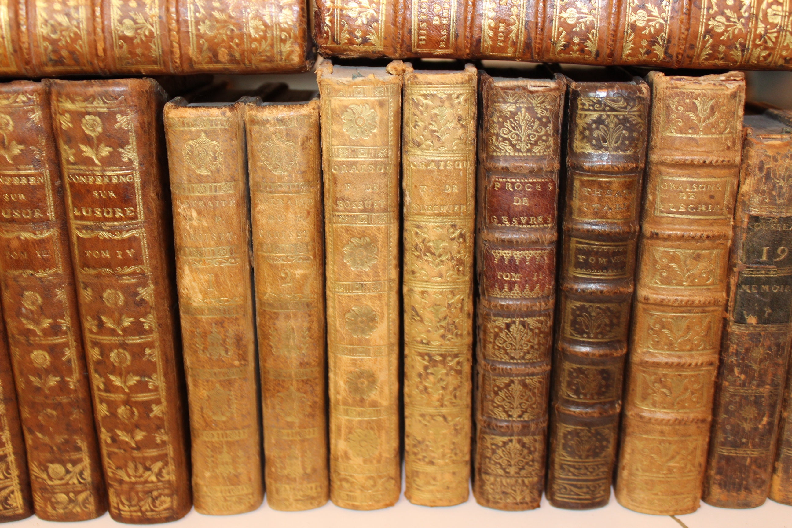 Livre ancien des années 1700 du XVIIIe siècle, reliure en cuir