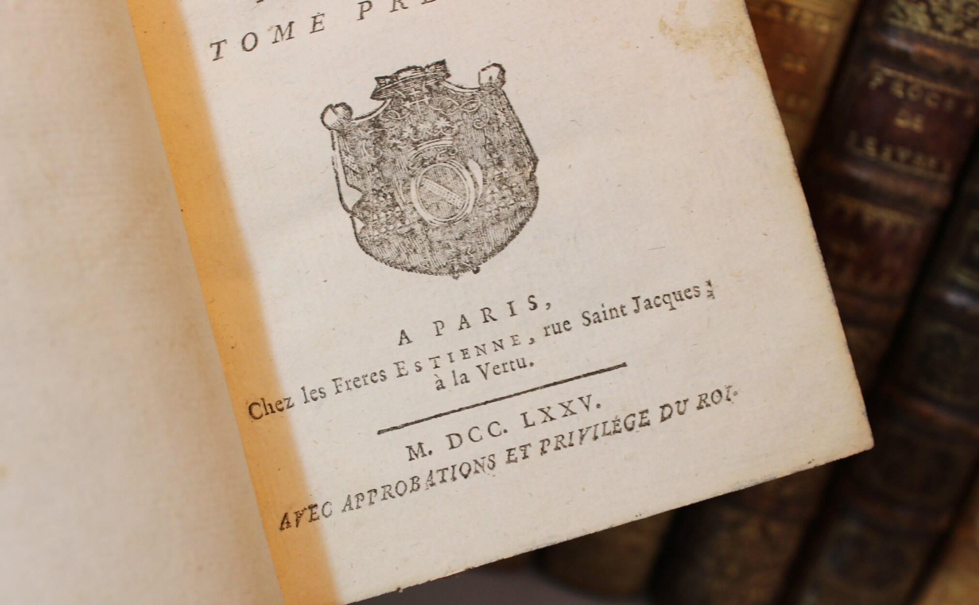 Livre ancien des années 1700 du XVIIIe siècle, reliure en cuir