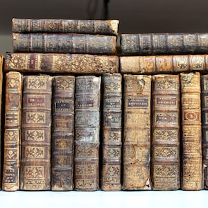 Verweerde leren boek uit de 18e eeuw, antiek Frans boekwerk voor kunst, junk journal en restauratie.
