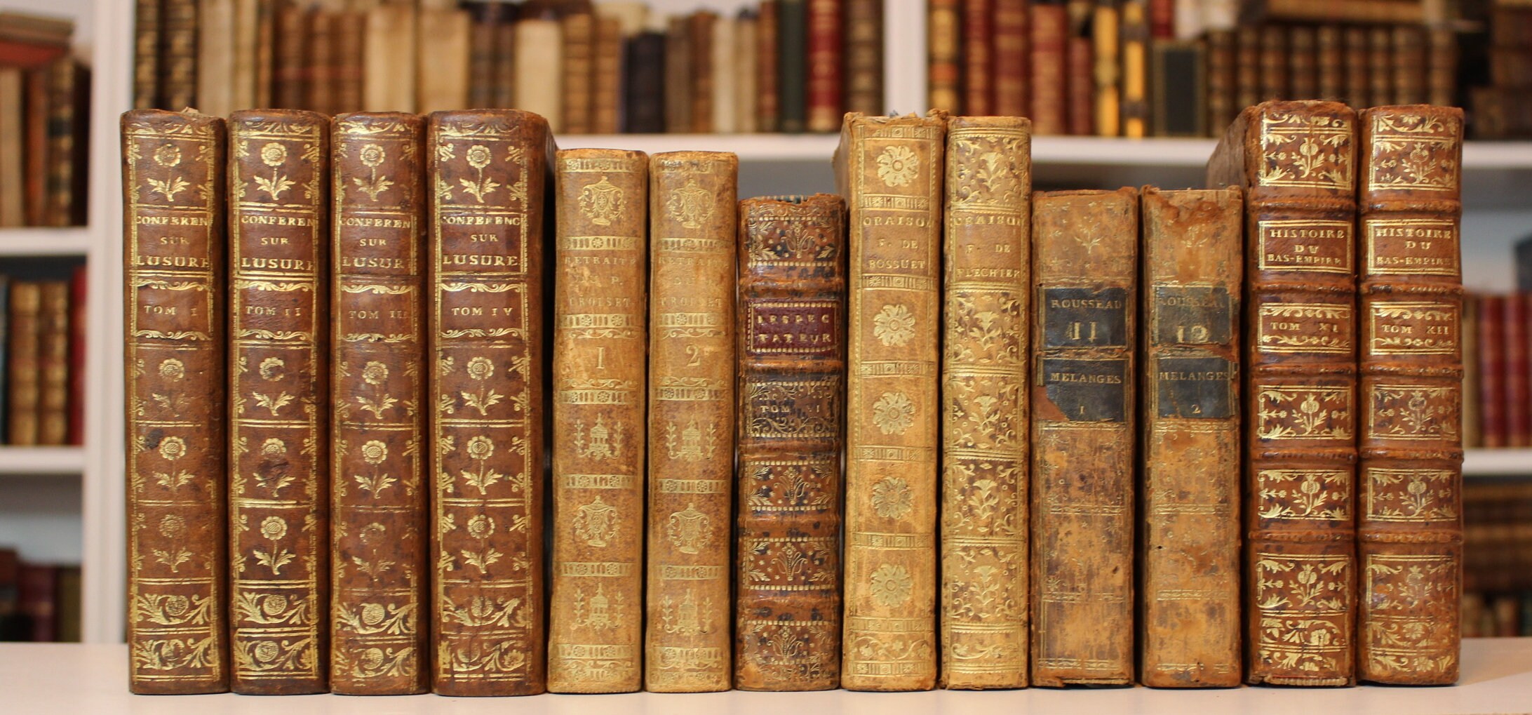 Livre ancien des années 1700 du XVIIIe siècle, reliure en cuir