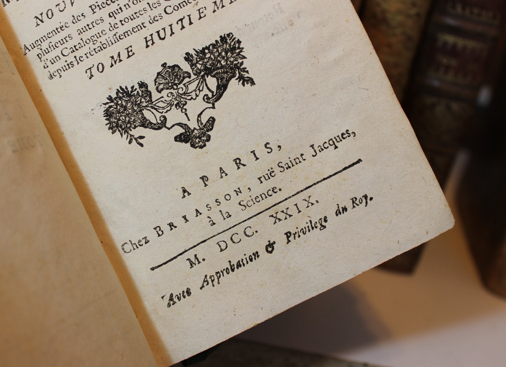 Livre ancien des années 1700 du XVIIIe siècle, reliure en cuir