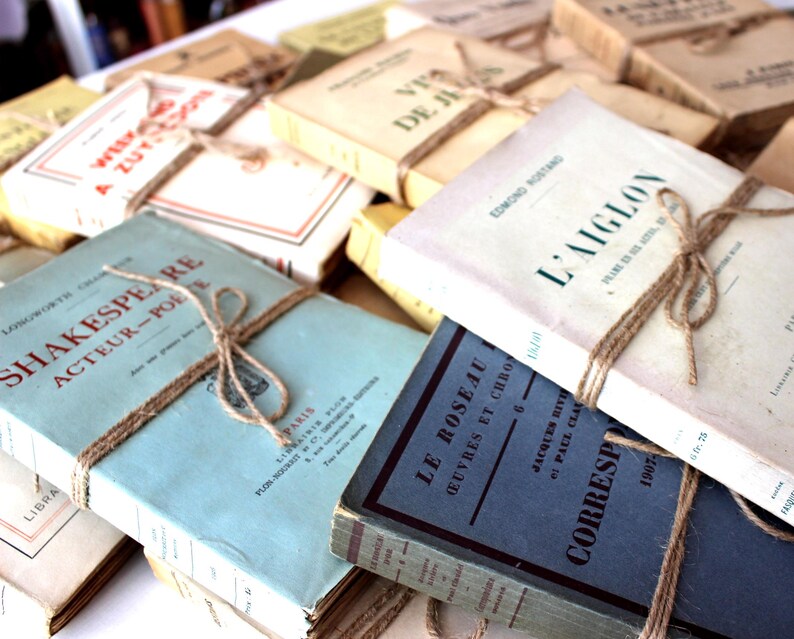 Puede incluir: Una pila de libros antiguos de tapa dura con cuerda marr&oacute;n atada alrededor. Los libros tienen t&iacute;tulos franceses, incluyendo "Shakespeare Acteur-Po&egrave;te", "Le Roseau" y "L'Aiglon".