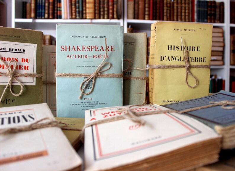 Puede incluir: Una colecci&oacute;n de libros antiguos de tapa dura con cubiertas de papel marr&oacute;n y cuerdas atadas alrededor. Los libros tienen t&iacute;tulos como "Shakespeare Acteur-Po&egrave;te" y "Histoire d'Angleterre".