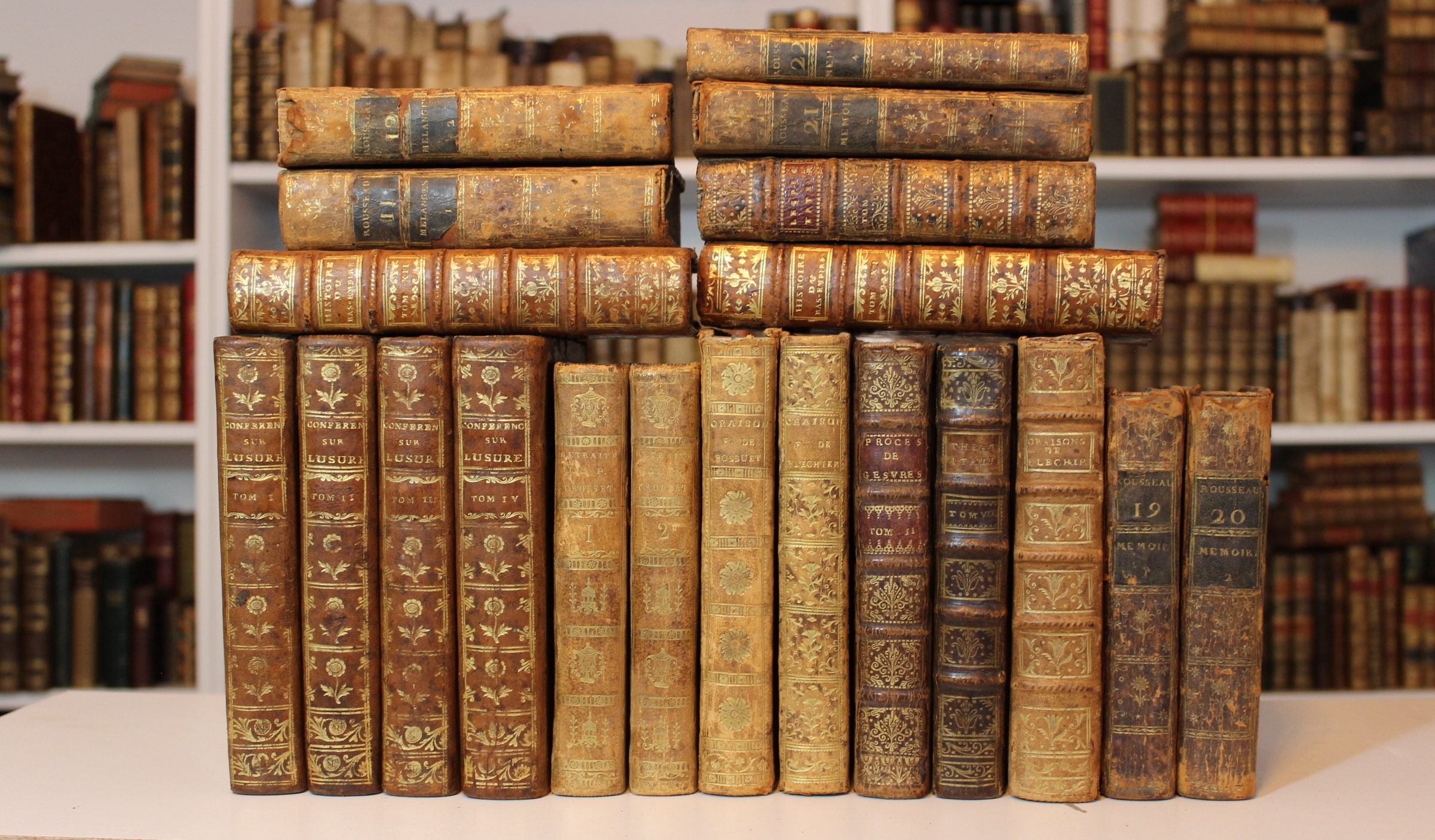 Livre ancien des années 1700 du XVIIIe siècle, reliure en cuir