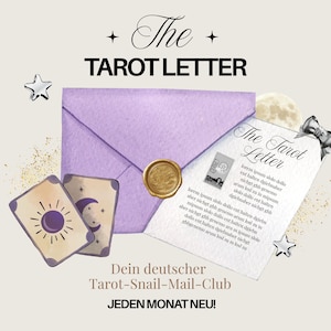 Könnte beinhalten: Ein lavendelfarbener Umschlag mit goldenem Wachssiegel, zwei Tarotkarten mit Sonnen- und Mondmotiven sowie ein Brief mit der Überschrift The Tarot Letter. Der Text lautet The Tarot Letter, Dein deutscher Tarot-Snail-Mail-Club und JEDEN MONAT NEU!