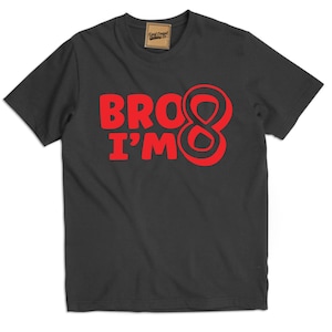 Bro I&#39;m 8 Geburtstags-Shirt - fertigen Sie für jeden Namen oder jedes Alter KOSTENLOS an!