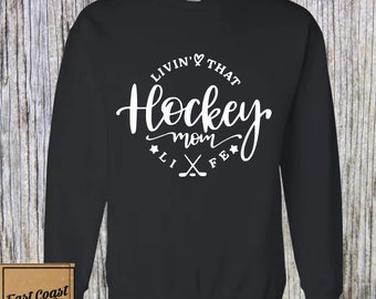 Livin' That Hockey Mom Life sweater sweater, shirt hockey moeder, cadeau voor hockeymoeder, hockeykind, kerstcadeau voor moeder
