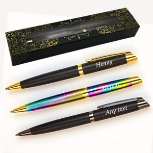 Stylo gravé personnalisé - Nom personnalisé - Encre noire - Coffret cadeau - Finition arc-en-ciel, dorée ou chromée - Cadeau idéal pour lui ou elle