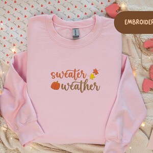 Sudadera bordada &quot;Sweater Weather&quot; de otoño: cuello redondo acogedor para otoño