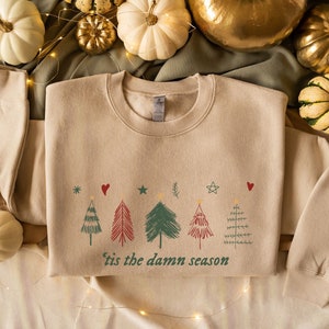 Tis The Damn Season kersttrui Gezellige sweater Tis the Season trendy trui Handgetekende kerstboomtrui Minimalistische ronde hals