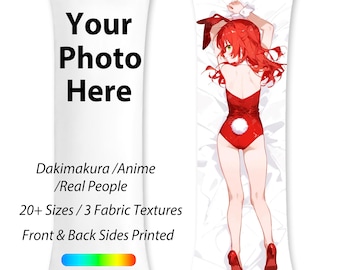 Könnte beinhalten: Ein weißer Kissenbezug mit dem Text "Your Photo Here" auf der Vorderseite. Die Rückseite des Kissenbezugs zeigt einen bunten Regenbogen-Verlauf. Der Text "Dakimakura/Anime/Real People" und "20+ Sizes/3 Fabric Textures" ist unter dem Regenbogen gedruckt. Der Text "Front & Back Sides Printed" ist unter den Größen und Texturen gedruckt. Der Kissenbezug wird neben einem weißen Kissenbezug mit einem rothaarigen Anime-Charakter gezeigt, der ein rotes Kaninchenkostüm trägt, das auf der Vorderseite aufgedruckt ist.