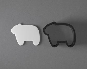 Orecchino in pasta polimerica a forma di orso stilizzato e tagliabiscotti, strumento per ceramica