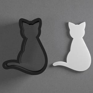 Orecchino in pasta polimerica a forma di gattino seduto e tagliabiscotti, strumento per ceramica