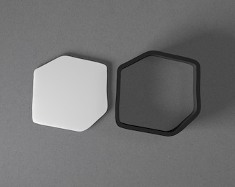 Orecchino in argilla polimerica con cubetti di ghiaccio che si sciolgono e tagliabiscotti, strumento per ceramica
