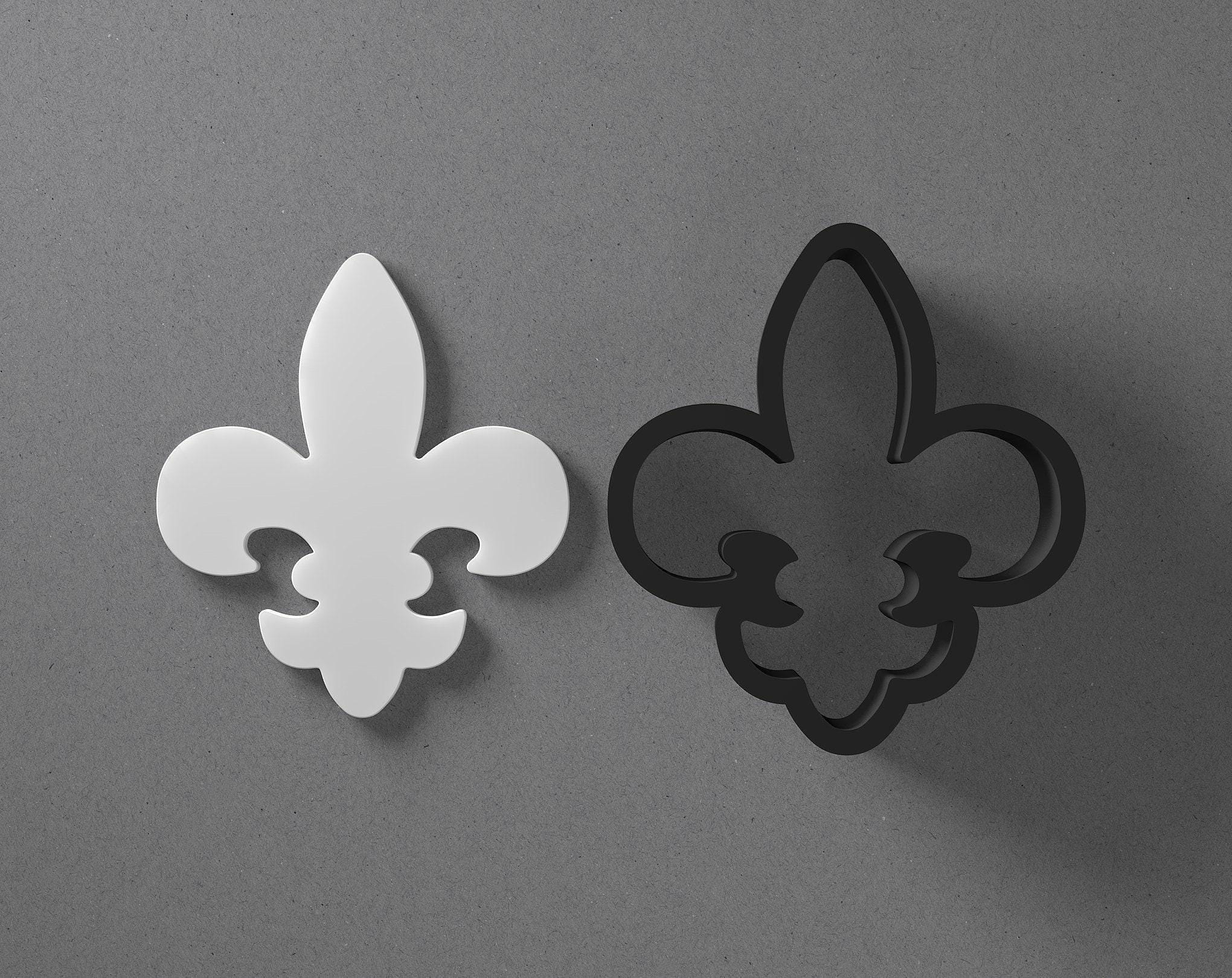 Spilla antica francese Fleur de Lys placcata in argento c1920 Spilla antica francese Fleur de Lys placcata in argento c1920