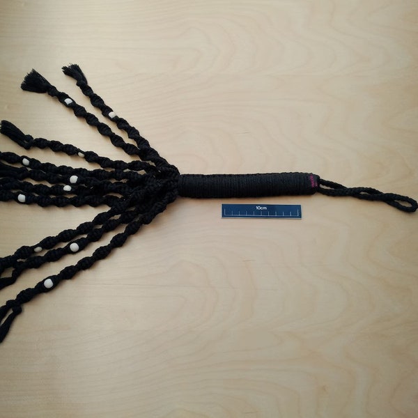 Bastante retorcido Macramé 10 cuerdas Flogger Cuentas de madera negras espiral Kinky BDSM