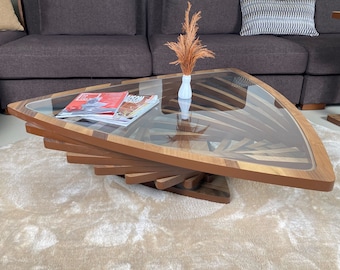 Table basse en noyer naturel : table triangulaire moderne en bois avec plateau en verre