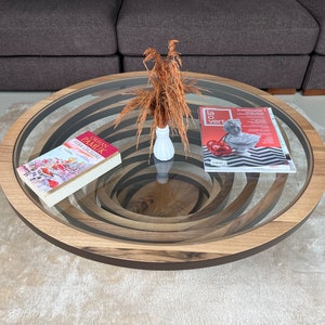 Tavolino da salotto in noce naturale, tavolino grande rotondo ovale in legno, tavolo decorativo moderno personalizzato con piano in vetro immagine 5