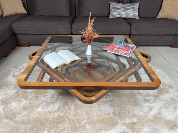 Quadratischer Couchtisch aus Nussbaum mit Glasplatte & passendem Beistelltisch