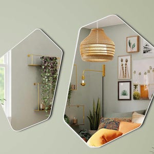 Op de afbeelding: Twee decoratieve spiegels met geometrische vormen die een kamer reflecteren met een geweven hanglamp, een wandplank met planten en ingelijste kunstwerken.