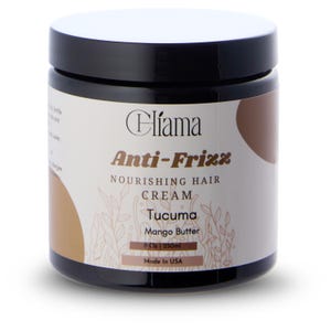 Può includere: Un barattolo nero con coperchio bianco, etichettato "Cliama Anti-Frizz Nourishing Hair Cream" con Tucuma e burro di mango. Il barattolo contiene 250 ml ed è prodotto negli Stati Uniti. L'etichetta ha dettagli marroni e dorati.