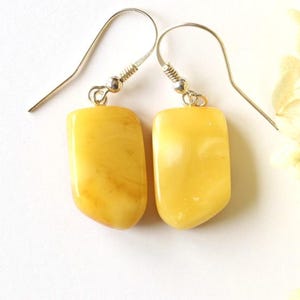 Rechteck Bernstein Ohrringe, natürliche baltische Bernstein Ohrringe, rohe einzigartige gelbe Farbe Bernstein Ohrringe, unbehandelter Bernstein Schmuck, Bernstein Geschenk für Sie