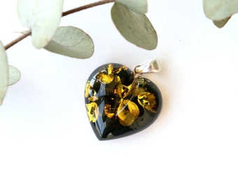 Pendentif en ambre de la Baltique en forme de cœur de couleur foncée avec argent sterling, couleur noire avec des paillettes scintillantes à l'intérieur, pendentif en ambre de cœur noir