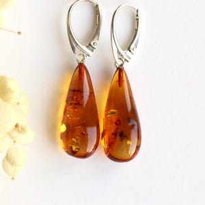 Grandi orecchini in ambra color cognac, orecchini lunghi in ambra a goccia, gioielli in ambra naturale, orecchini in ambra baltica massiccia e lucida, orecchini con pietre preziose